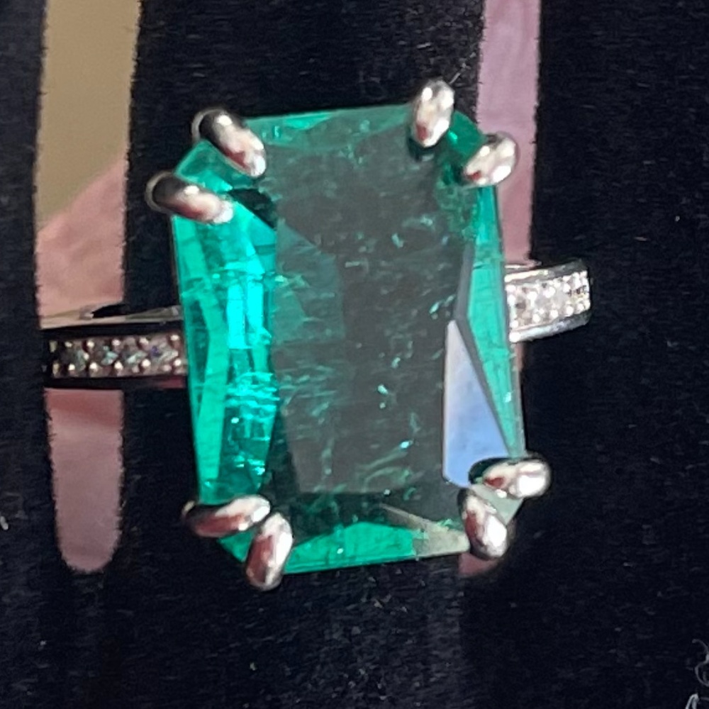Elegant Silver and Green Gemstone Ring